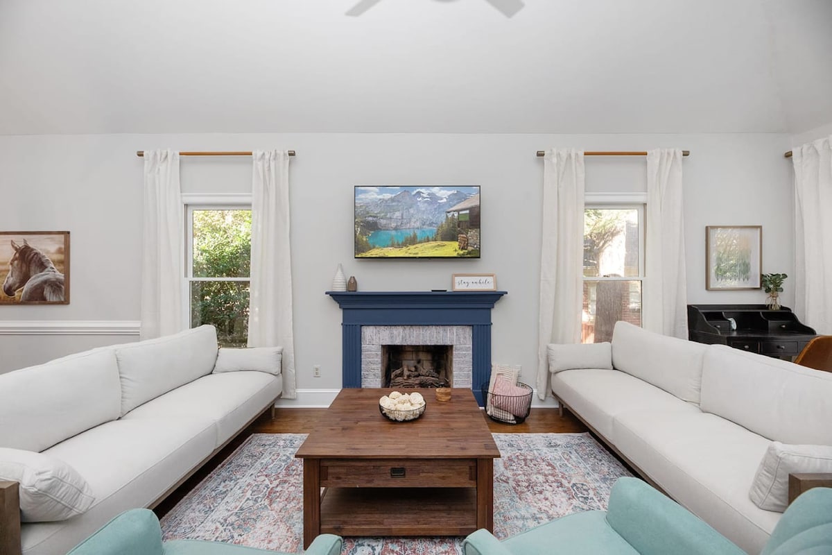 Fantastic Home, 6 Bedrooms, Walk to Shops & Dining