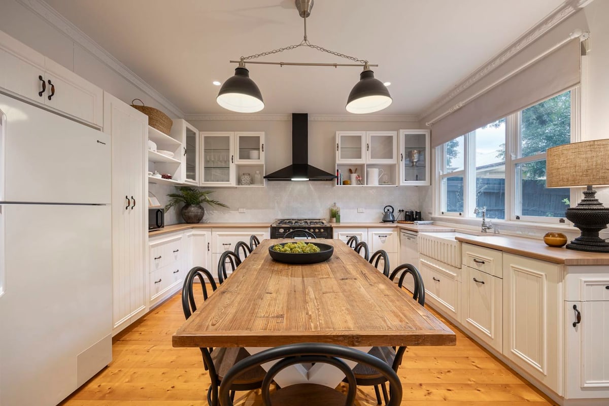Fully equipped kitchen with indoor dining