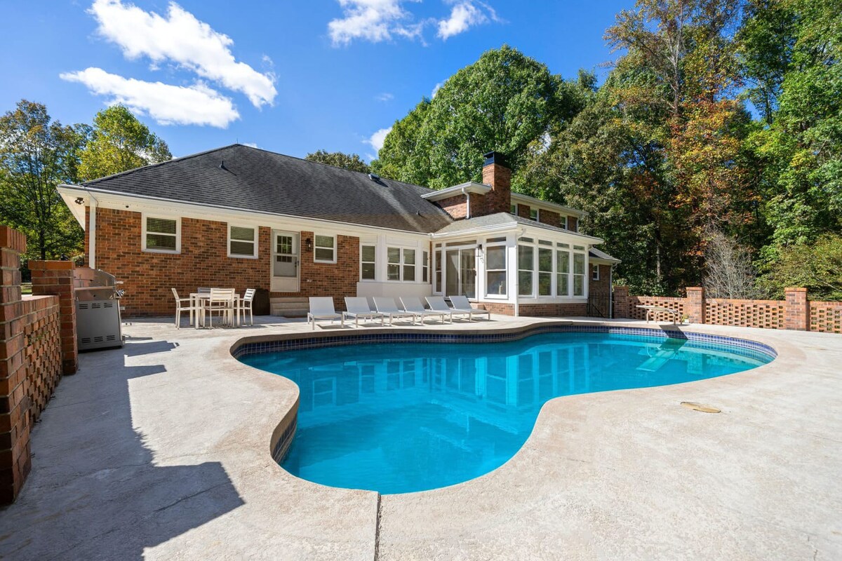 Grand Retreat: Luxury Vacation for Large Groups