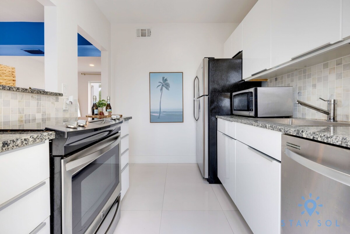 Bright Modern Apt w/ Pool
