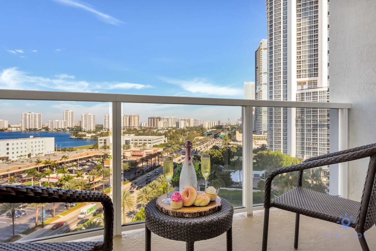 Deluxe Beachfront Studio • Pool & Balcony