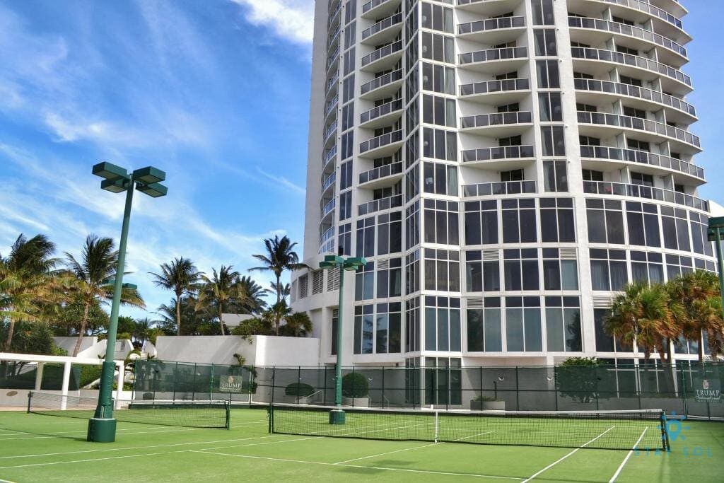 Deluxe Beachfront Studio • Pool & Balcony