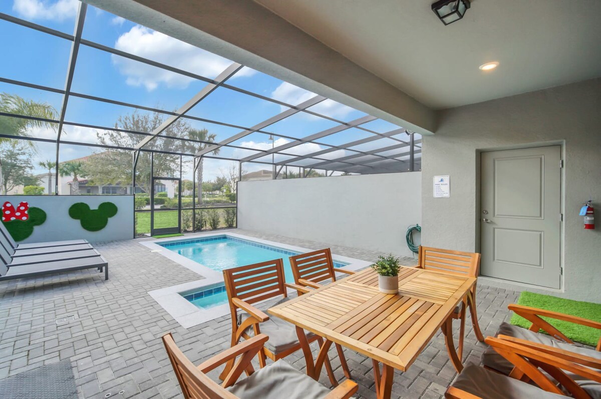 Modern & Tastefully Themed Home with Private pool