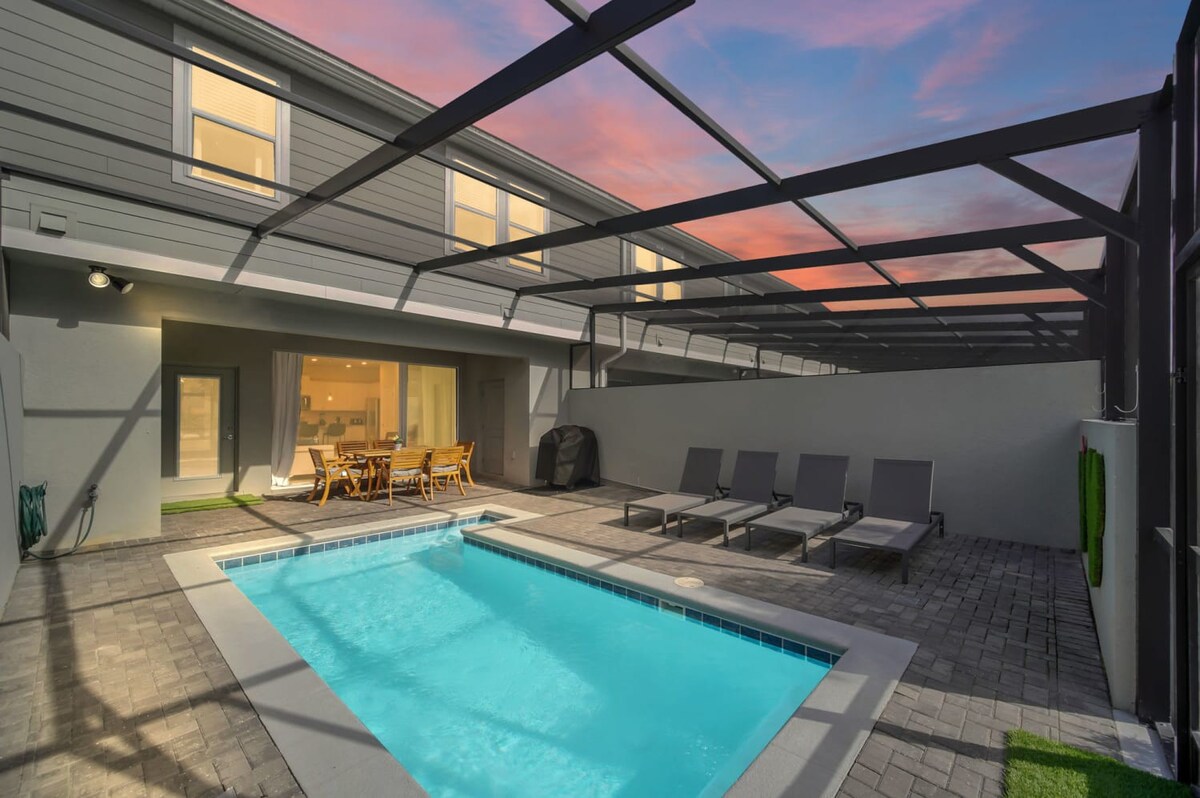 Modern & Tastefully Themed Home with Private pool