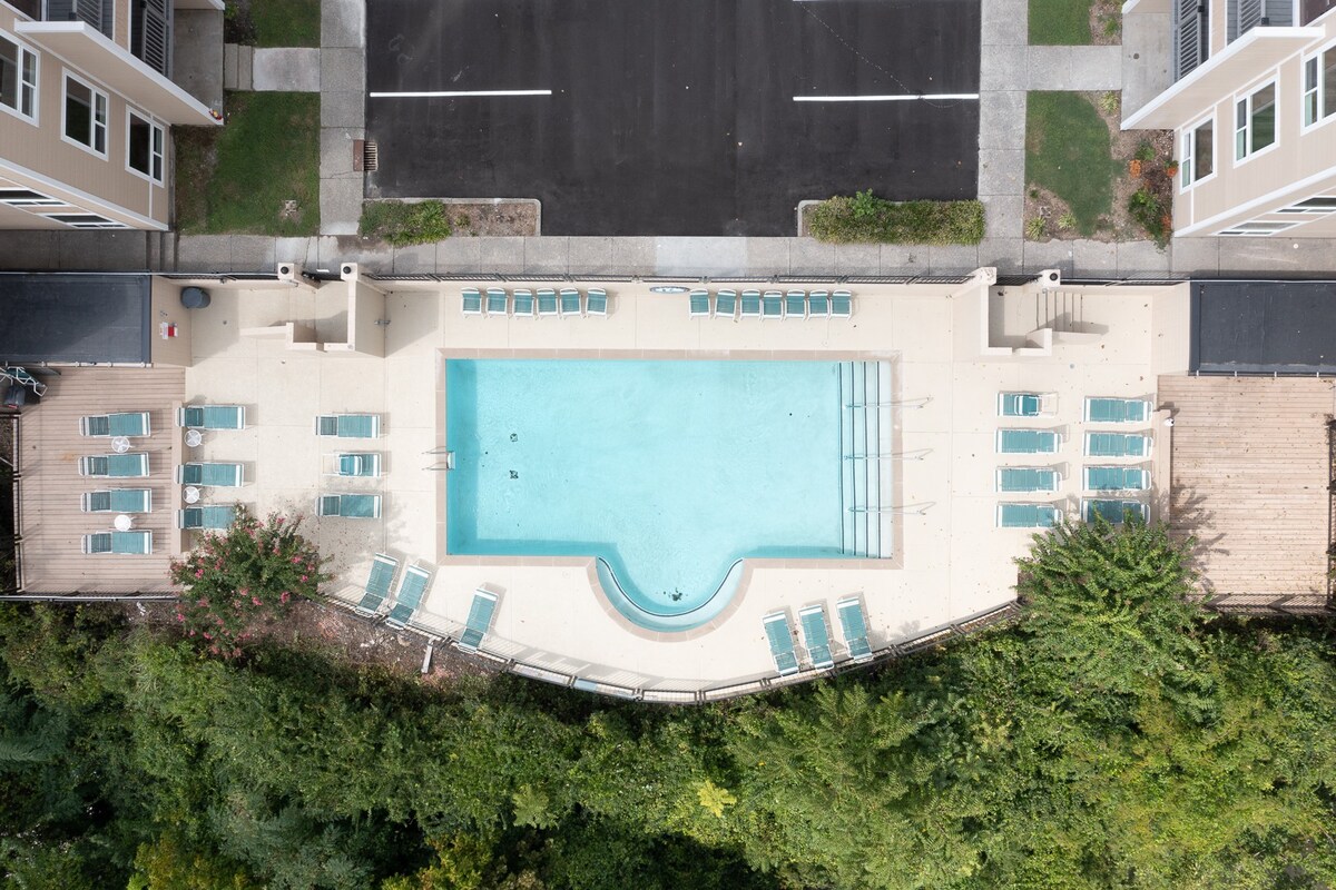 Downtown Nashville Riverfront Condo with Pool!