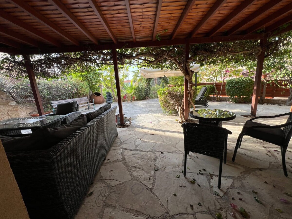 Regina Gardens - Spacious, 3BR, Ground Floor Apart. with Huge Patio