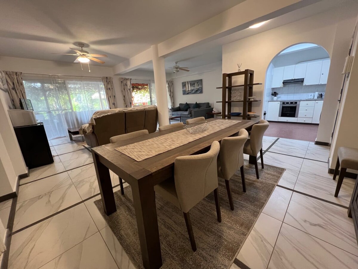 Regina Gardens - Spacious, 3BR, Ground Floor Apart. with Huge Patio