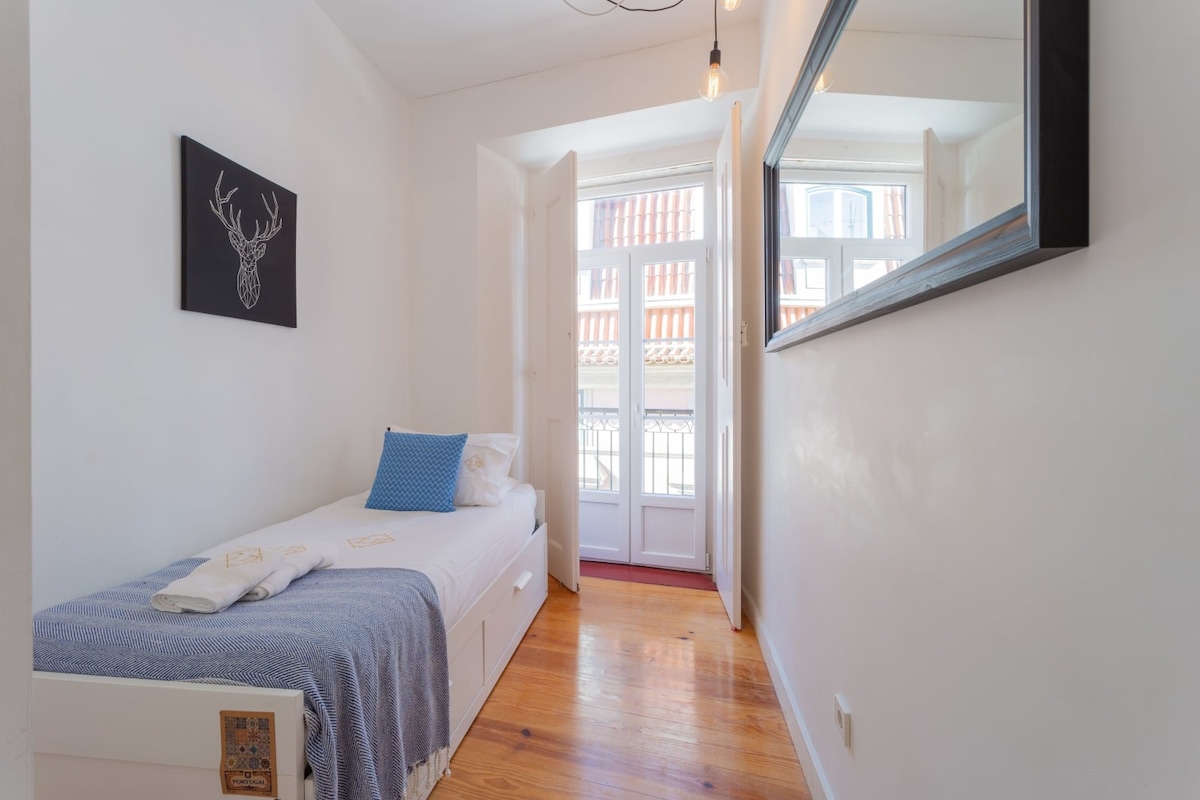 Chiado 4BR | A/C, Balcony, Parking & Monuments - Picture 9