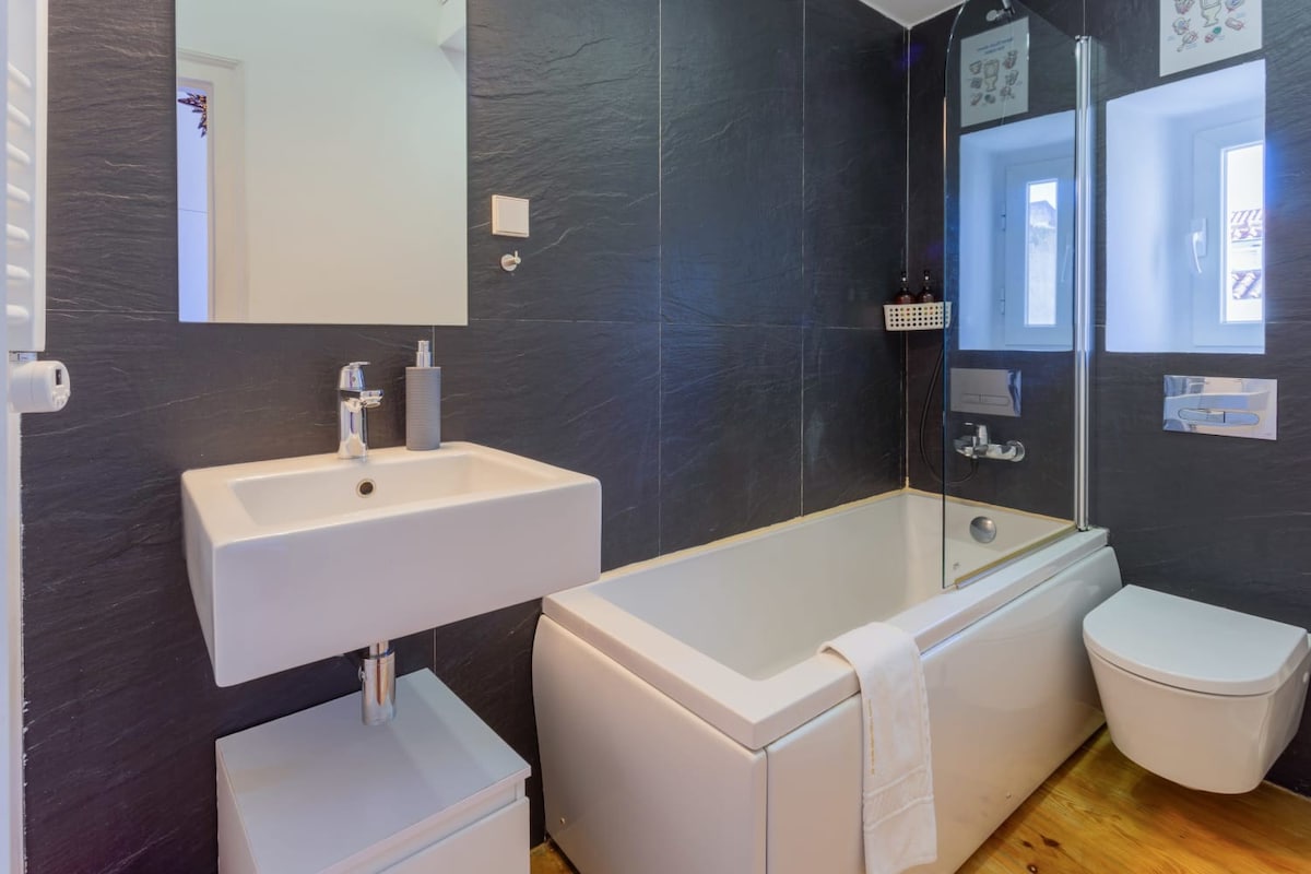 Chiado 4BR | A/C, Balcony, Parking & Monuments - Picture 14