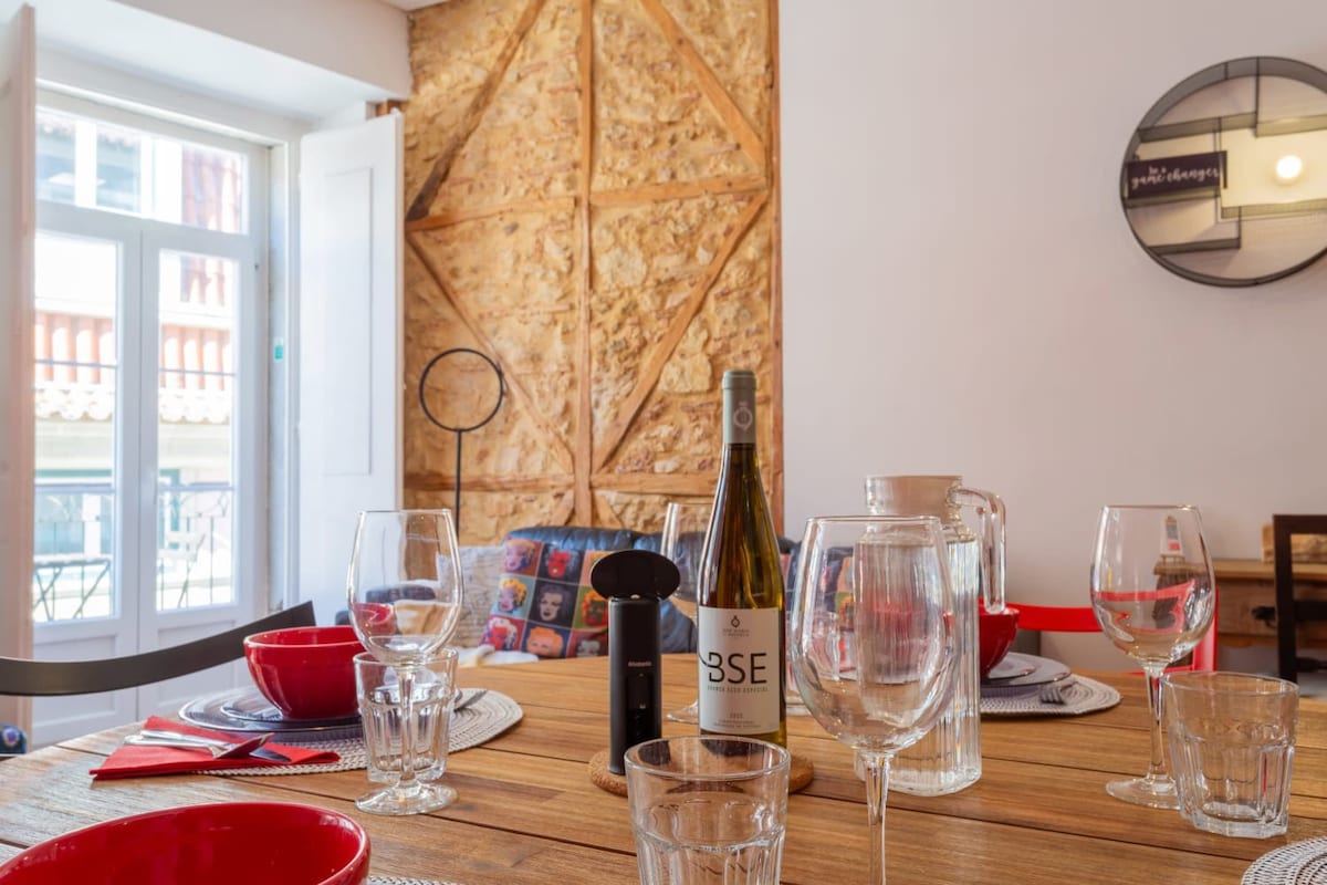 Chiado 4BR | A/C, Balcony, Parking & Monuments