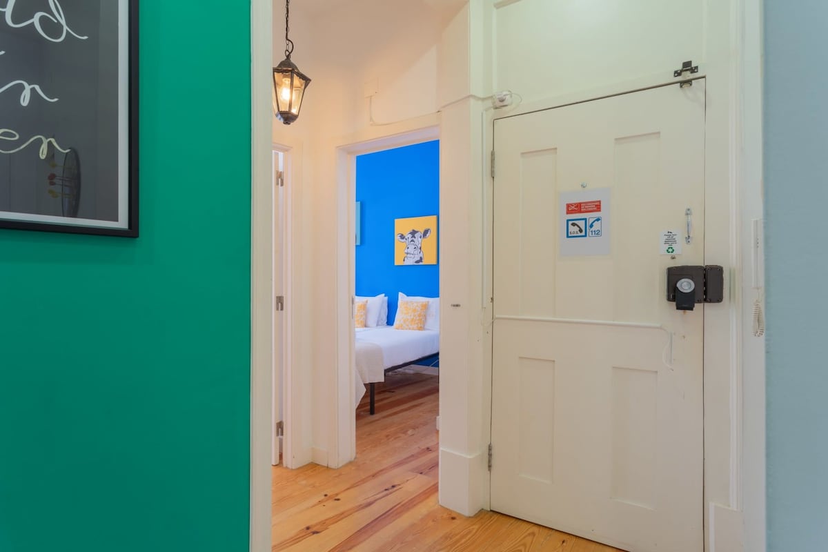 Chiado 4BR | A/C, Balcony, Parking & Monuments - Picture 17