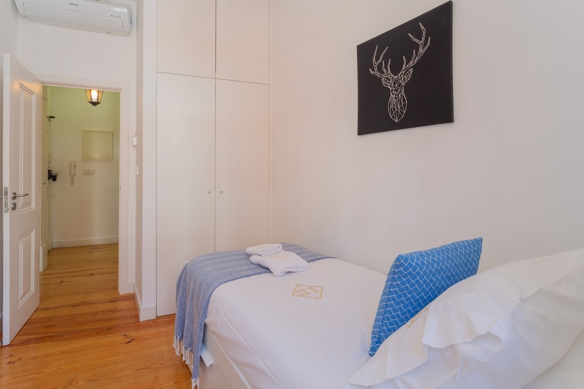 Chiado 4BR | A/C, Balcony, Parking & Monuments - Picture 10