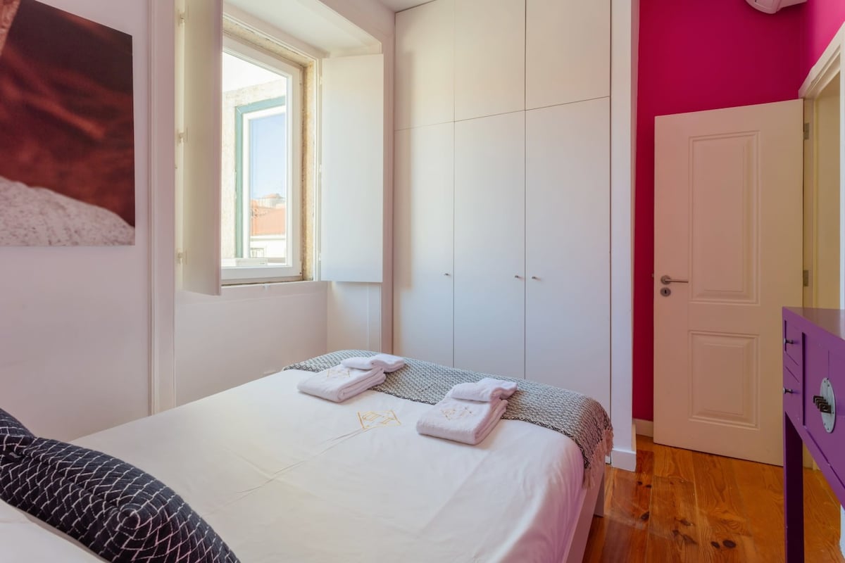 Chiado 4BR | A/C, Balcony, Parking & Monuments - Picture 7
