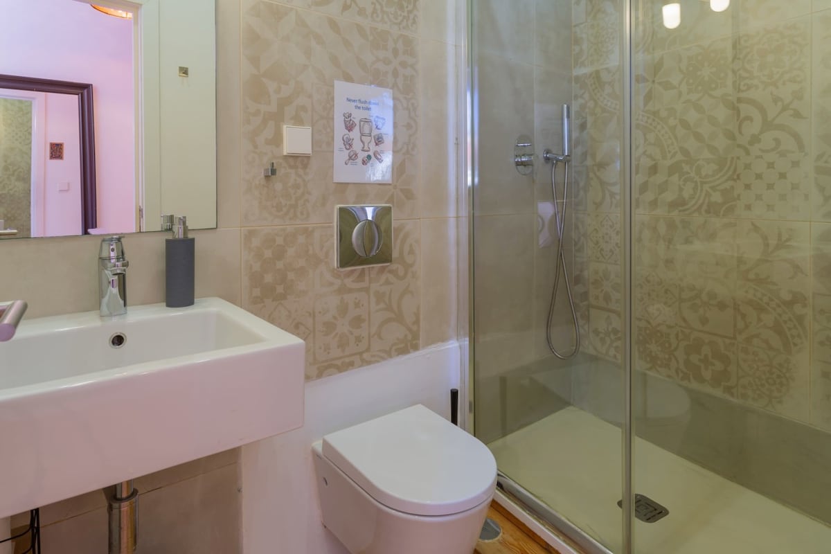 Chiado 4BR | A/C, Balcony, Parking & Monuments - Picture 15