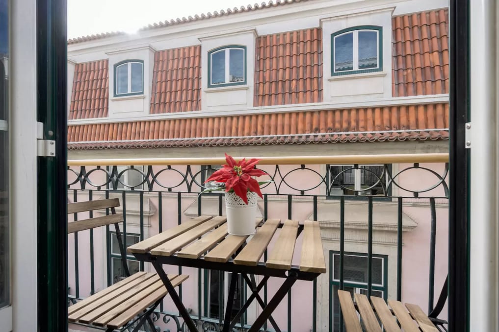 Chiado 4BR | A/C, Balcony, Parking & Monuments - Picture 3