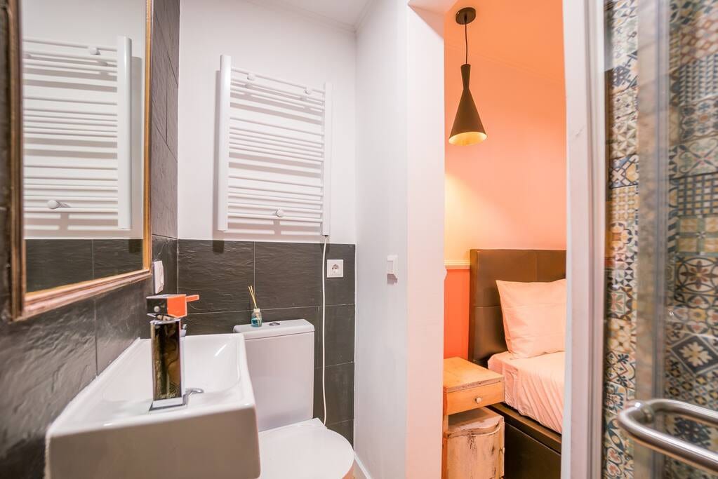 Sunny 4BR  Terrace  Air Con Near Tram 28 - Picture 17