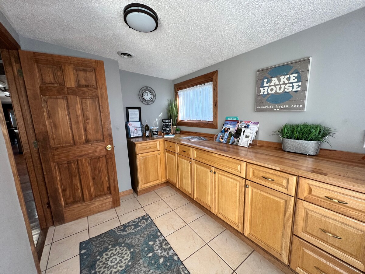 Lakefront House w/ Hot Tub & Game Rooms - Picture 9