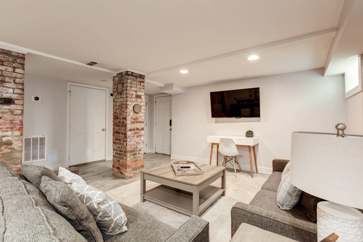 Cool Guest House. Close to Uptown. Walk Everywhere