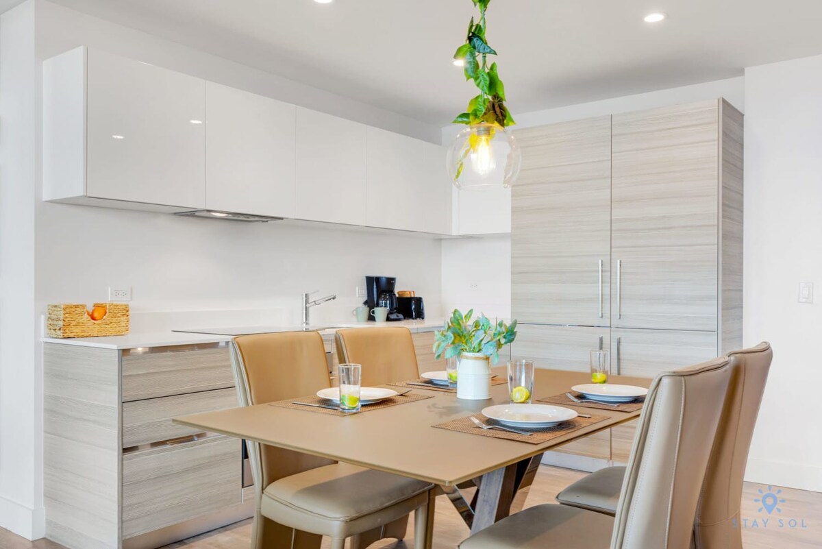 Sunset Relaxation |Modern Apartment| Pool| Gym