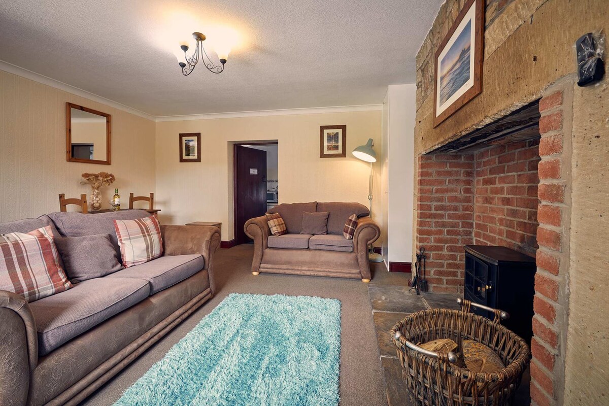 No.3 Rose Cottage Bamburgh, Belford - Host & Stay