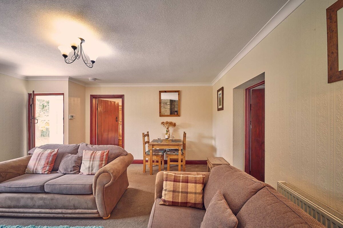 No.3 Rose Cottage Bamburgh, Belford - Host & Stay