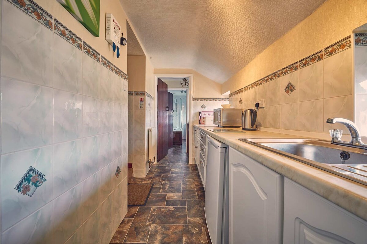 No.3 Rose Cottage Bamburgh, Belford - Host & Stay