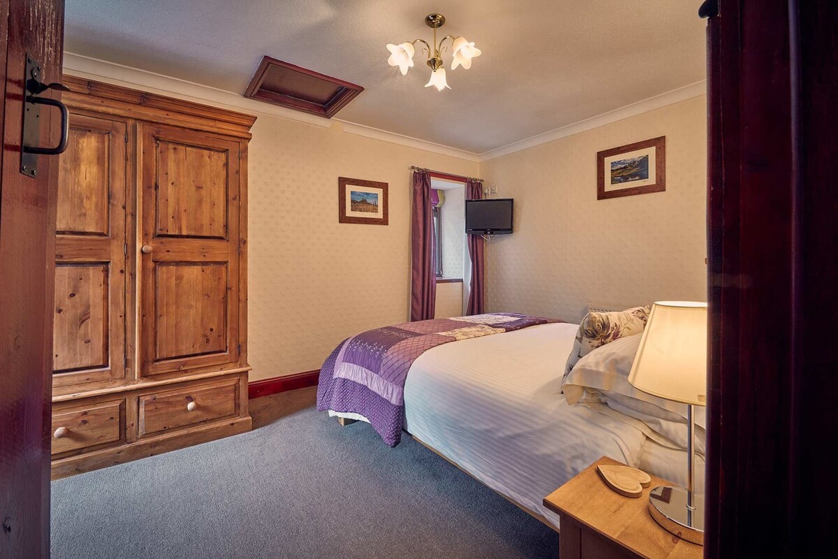 No.3 Rose Cottage Bamburgh, Belford - Host & Stay