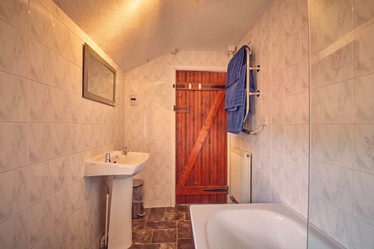 No.3 Rose Cottage Bamburgh, Belford - Host & Stay
