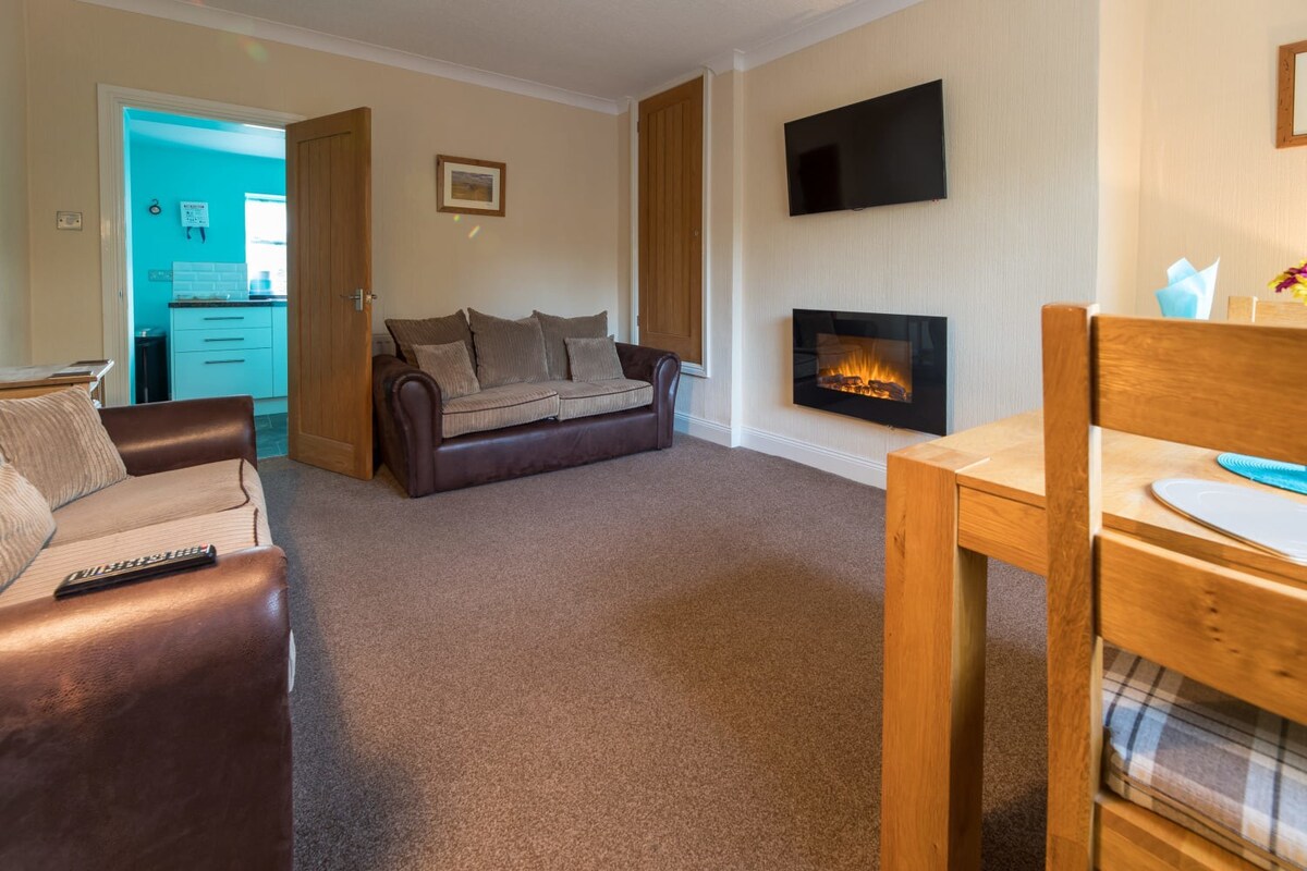 No.5 Poppy Cottage, Belford - Host & Stay