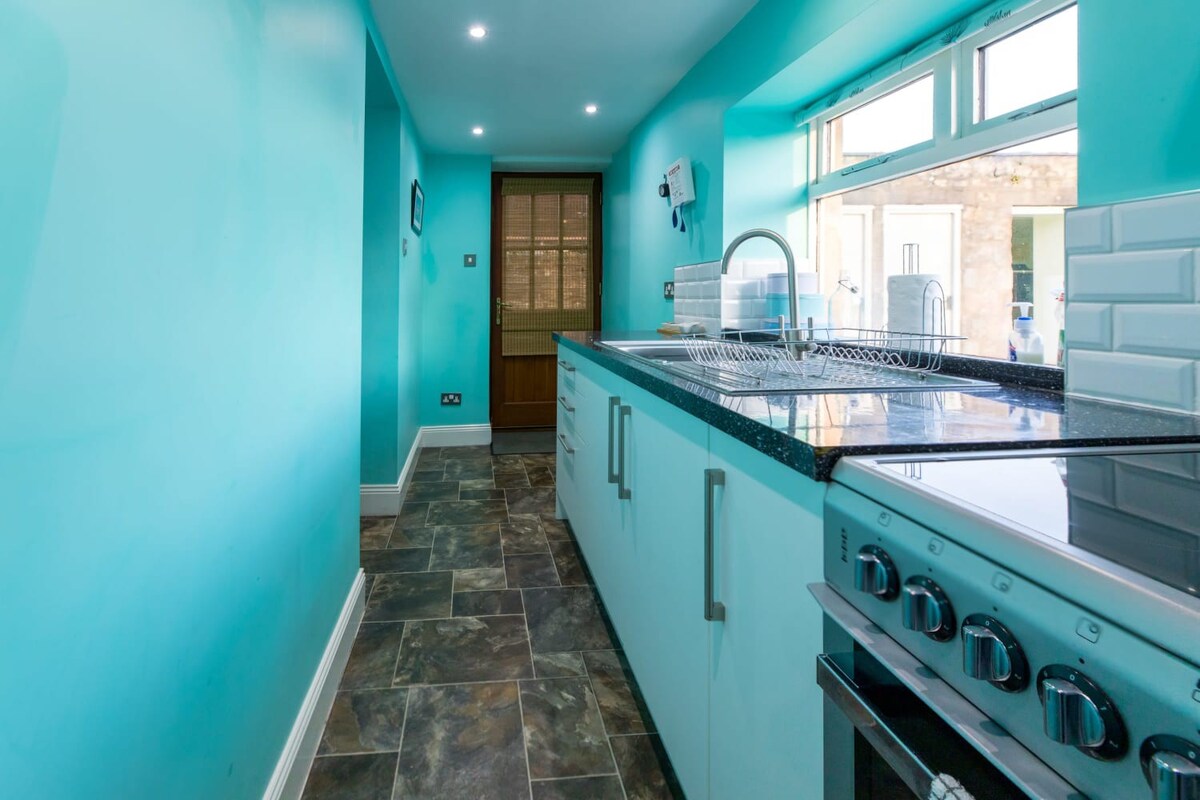 No.5 Poppy Cottage, Belford - Host & Stay