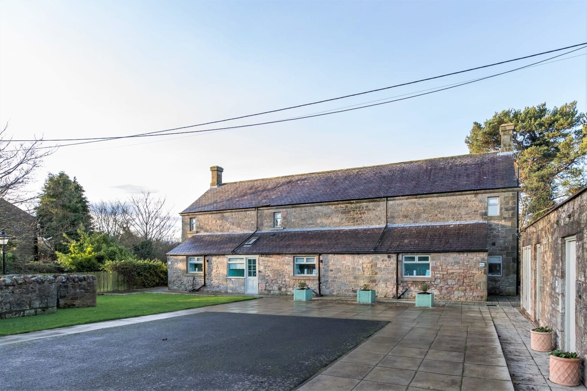 No.5 Poppy Cottage, Belford - Host & Stay