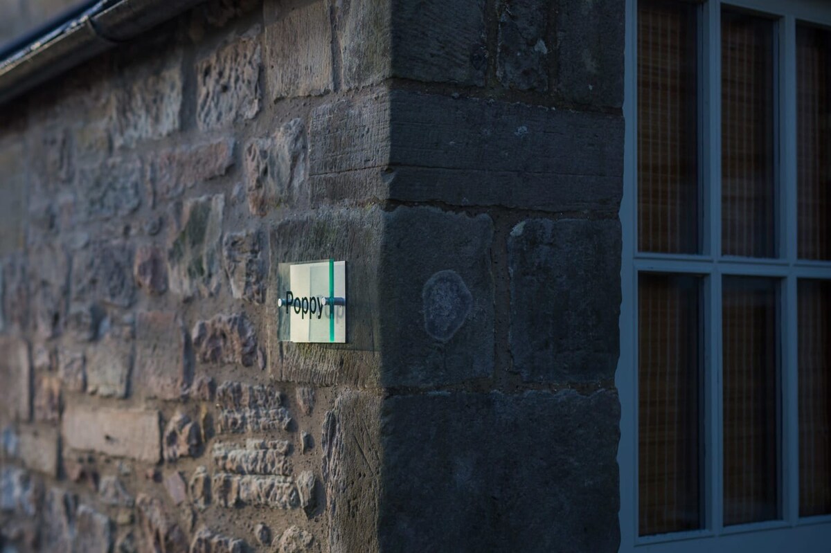 No.5 Poppy Cottage, Belford - Host & Stay