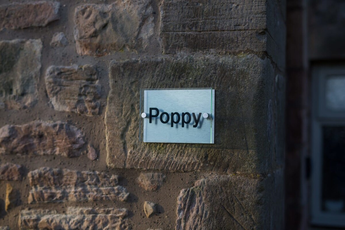 No.5 Poppy Cottage, Belford - Host & Stay