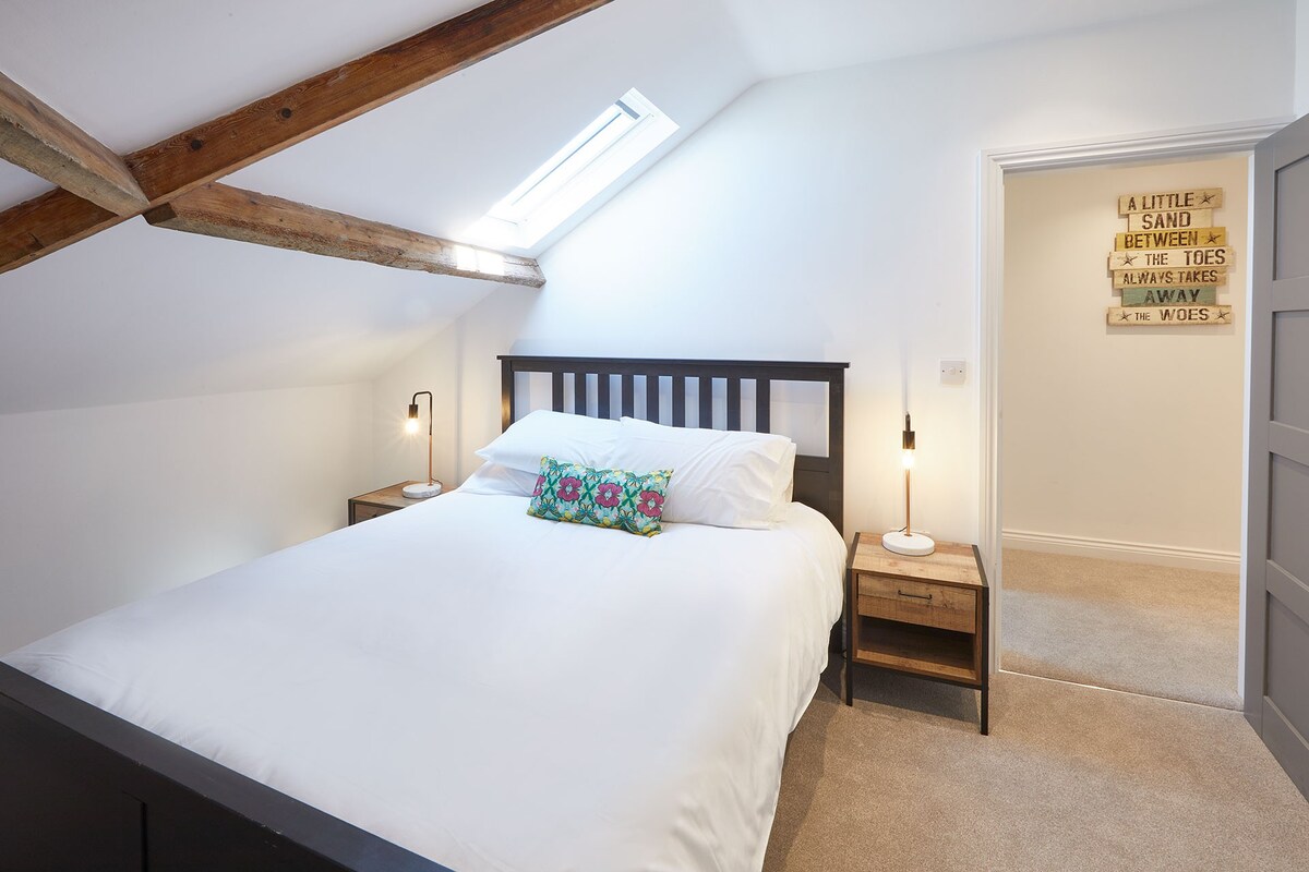 Apartment B, Cornerhouse Apartments, Saltburn-by-the-Sea - Host & Stay