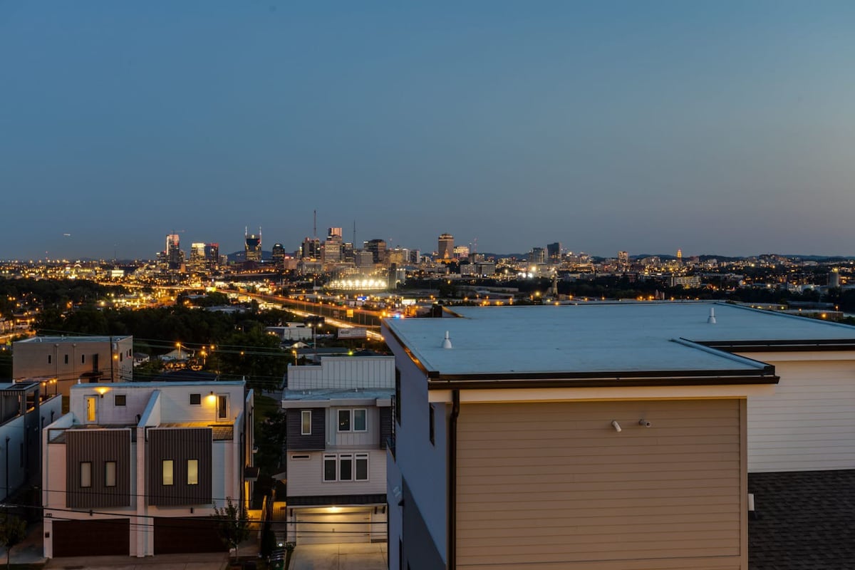 Modern Luxury! Hot Tub,Mini Golf,Elevator,Views - Photo 2
