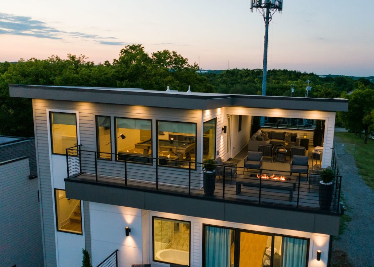 Modern Luxury! Hot Tub,Mini Golf,Elevator,Views - Photo 3