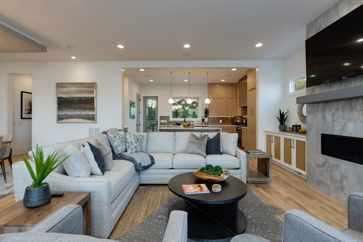 Modern Luxury! Hot Tub,Mini Golf,Elevator,Views - Photo 24