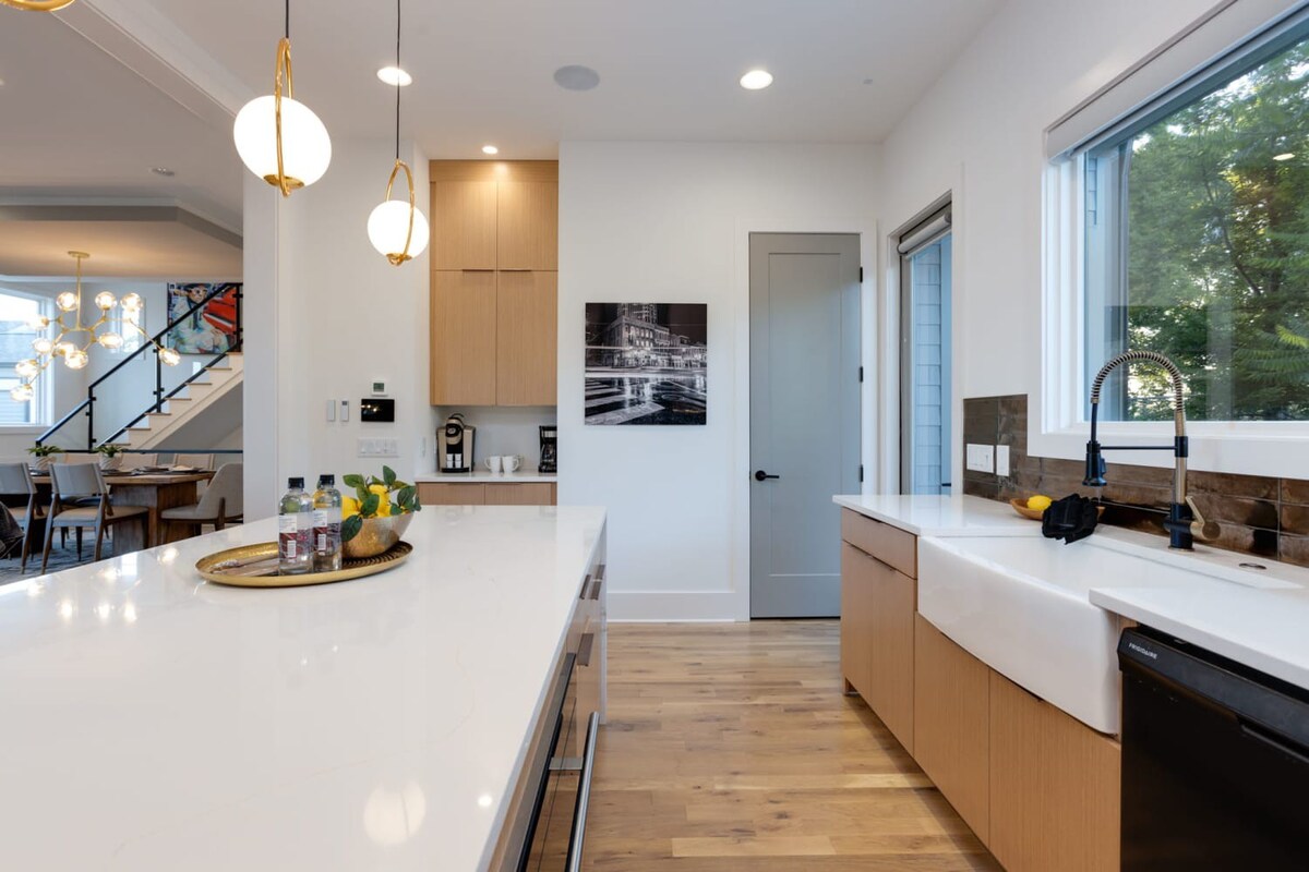 Modern Luxury! Hot Tub,Mini Golf,Elevator,Views - Photo 26