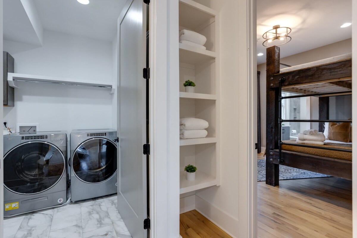 Modern Luxury! Hot Tub,Mini Golf,Elevator,Views - Photo 37