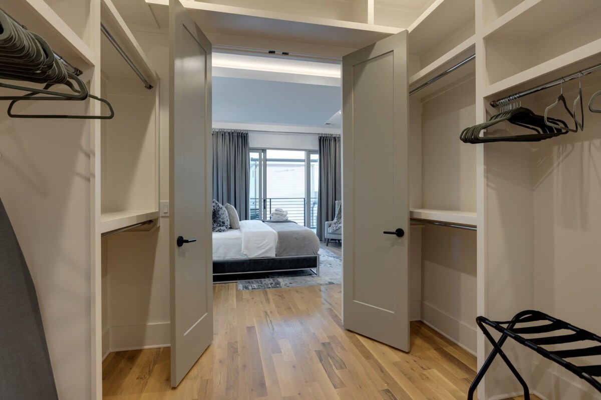 Modern Luxury! Hot Tub,Mini Golf,Elevator,Views - Photo 47