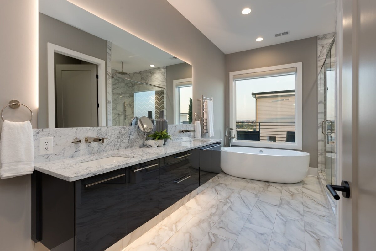Modern Luxury! Hot Tub,Mini Golf,Elevator,Views - Photo 43