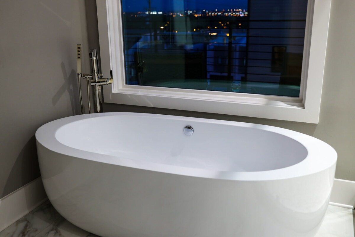 Modern Luxury! Hot Tub,Mini Golf,Elevator,Views - Photo 44