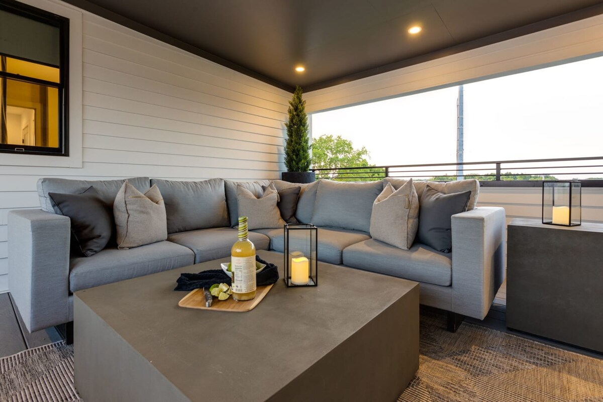 Modern Luxury! Hot Tub,Mini Golf,Elevator,Views - Photo 14