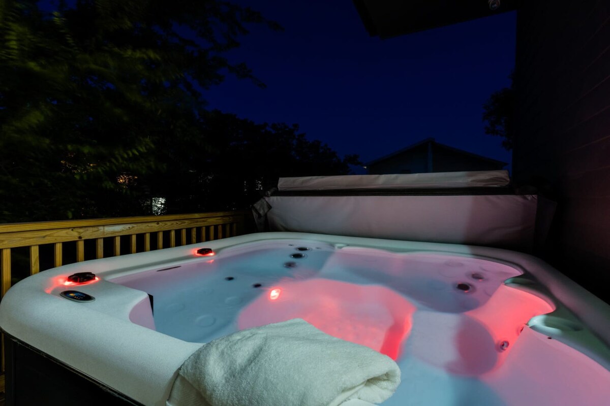 Modern Luxury! Hot Tub,Mini Golf,Elevator,Views - Photo 16
