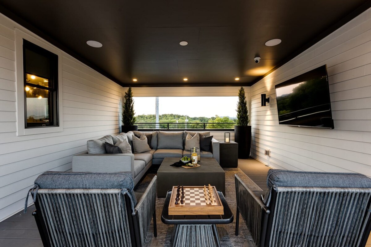 Modern Luxury! Hot Tub,Mini Golf,Elevator,Views - Photo 13