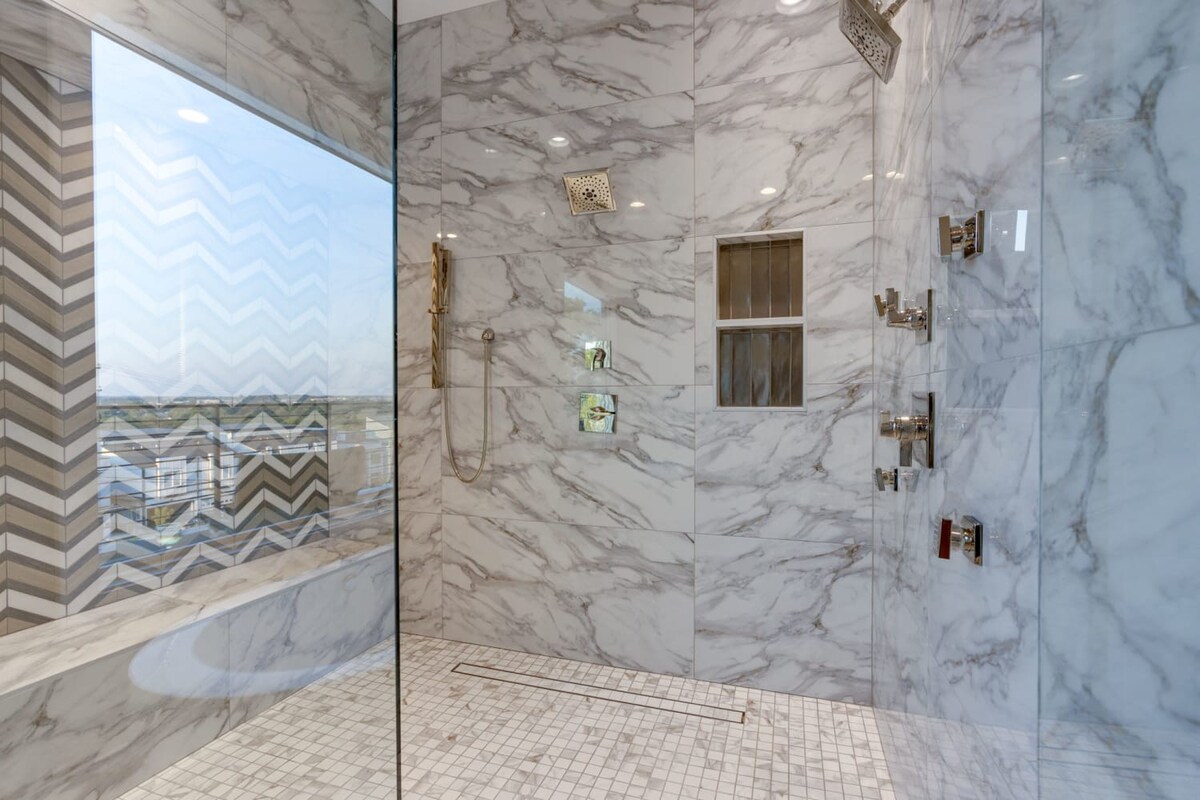 Modern Luxury! Hot Tub,Mini Golf,Elevator,Views - Photo 45