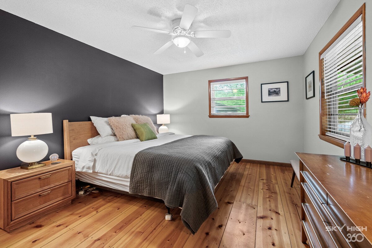 MCM Lakehouse - Direct Lake Access - Sleeps 8
