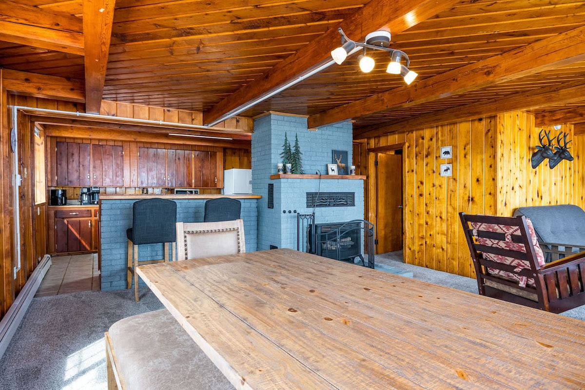 Lakefront Cottage with Hot Tub & Fire Pit