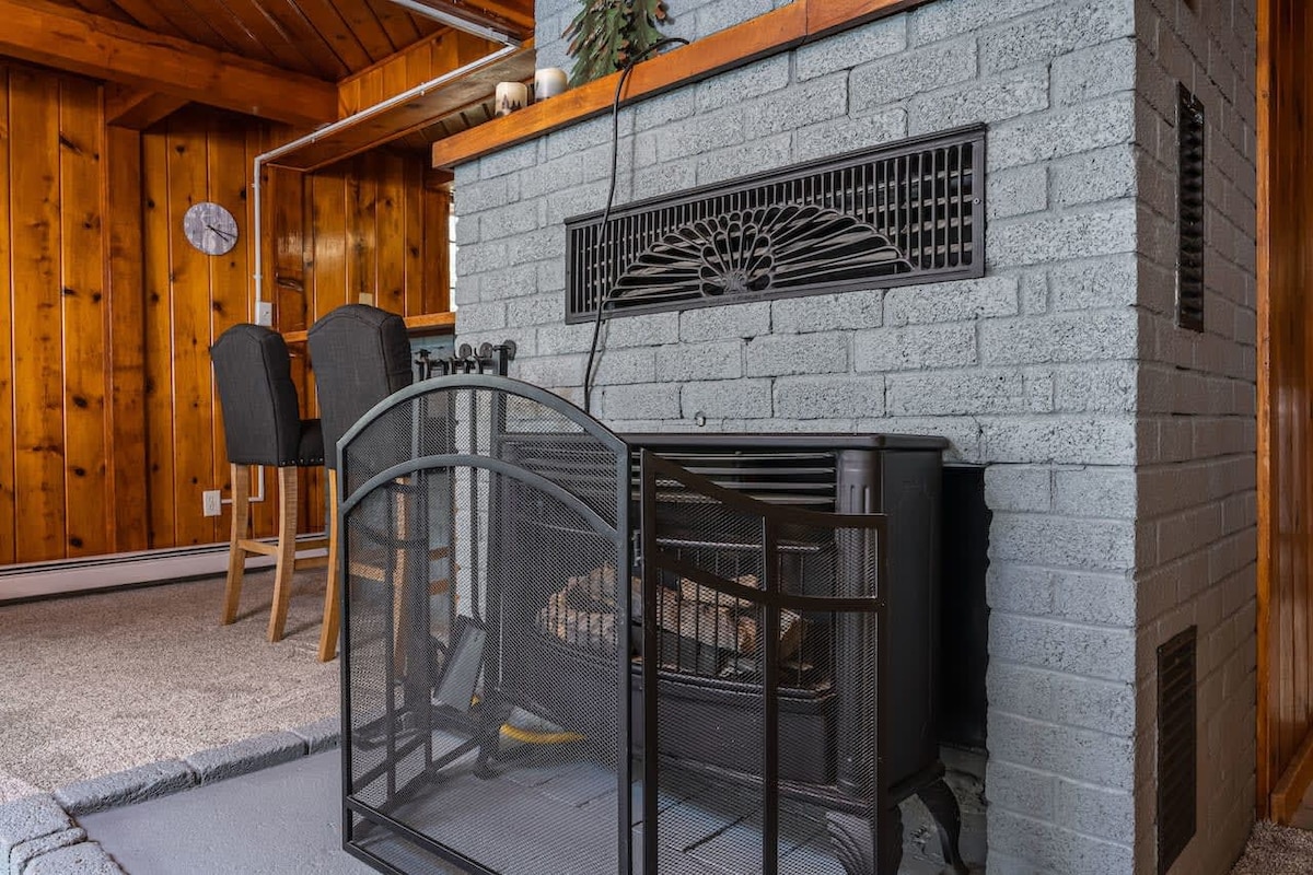 Lakefront Cottage with Hot Tub & Fire Pit