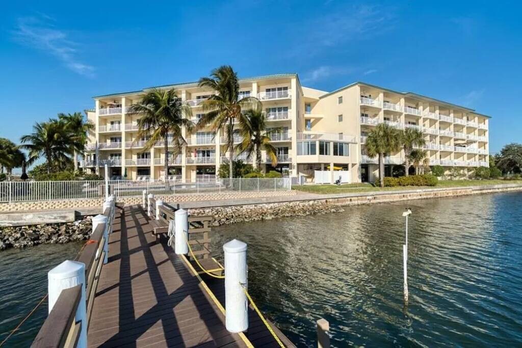 Pet Friendly Waterview Resort Condo & Restaurant!